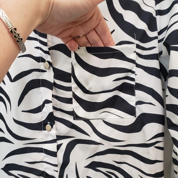 Polo Bonetta, NWT, white black zebra print long sleeve button down blouse, L/XL - Picture 5 of 11